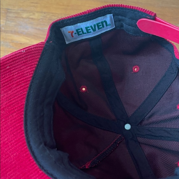 7-Eleven vintage Red Corduroy Cap excellent condition! - Picture 4 of 4